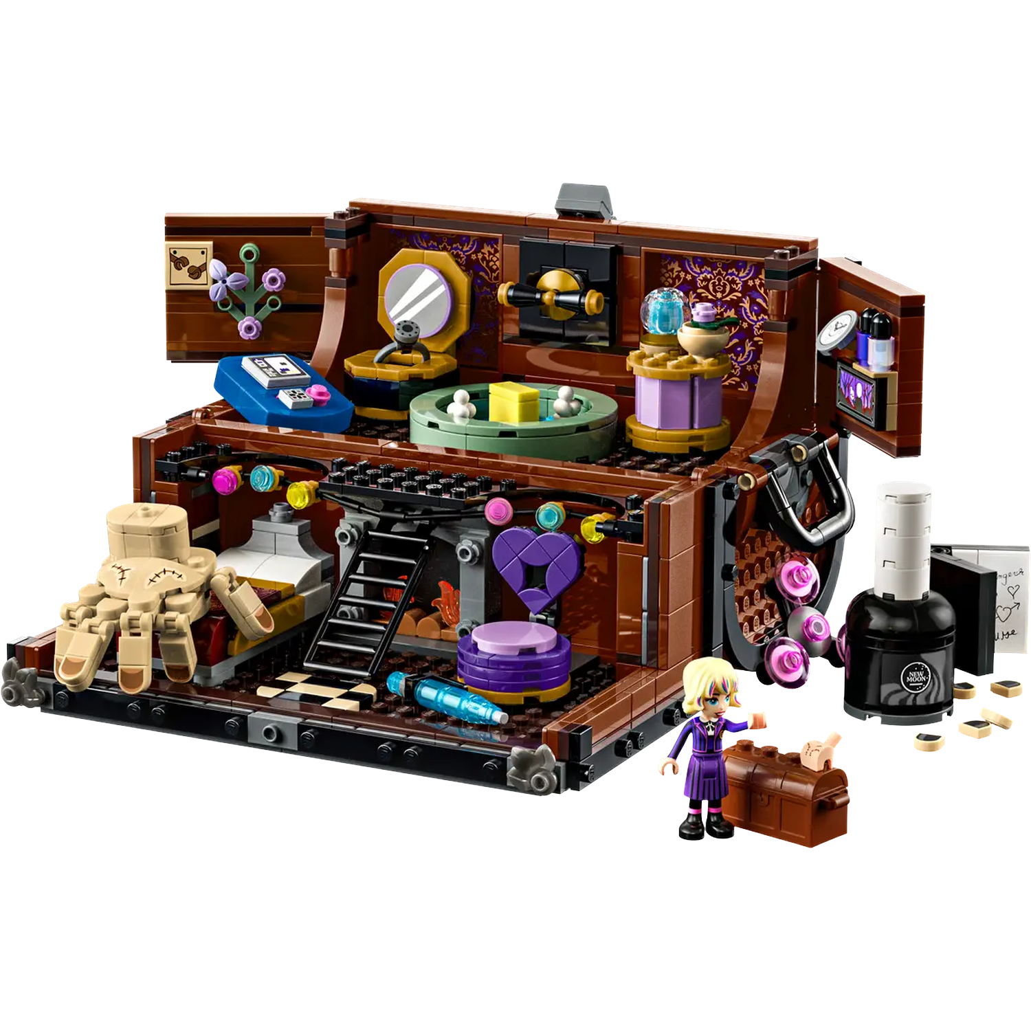 Een Lego-set met een bruine kamer, miniatuurfiguren en accessoires. Een meisjesfiguur staat in de buurt van een kist. Er zijn verschillende rekwisieten.