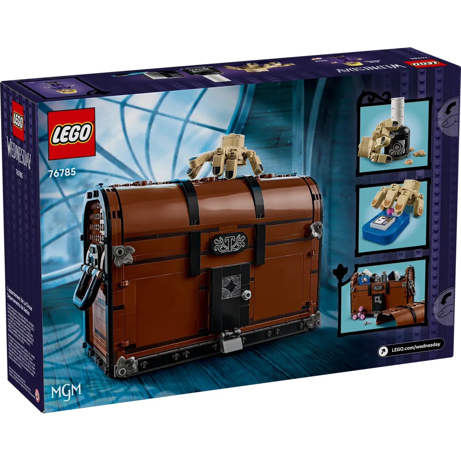 Een Lego-boxset. Bruine kist met een hand erop. Lego- en Wednesday-logo's zijn zichtbaar op de doos.