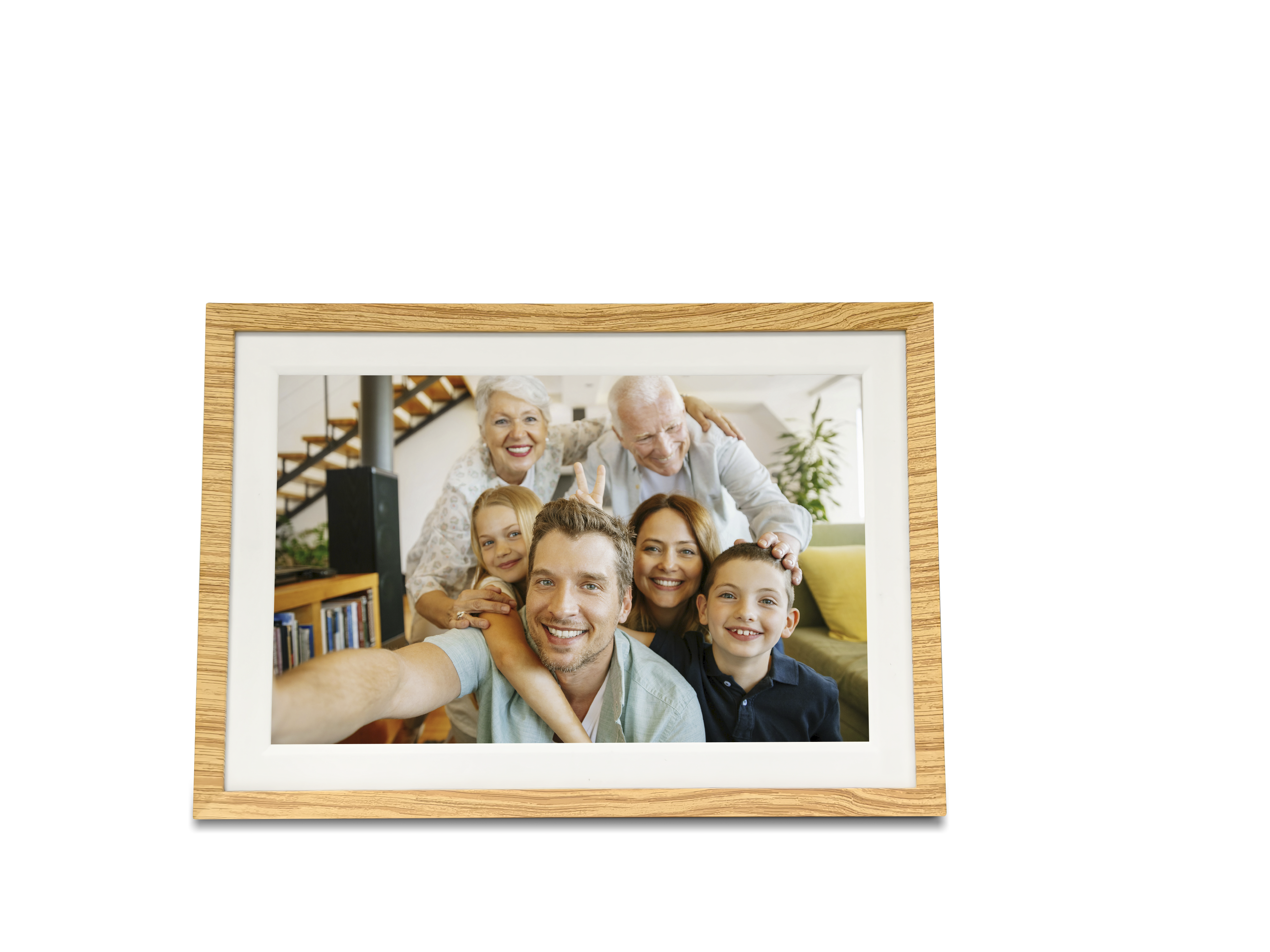 Familienporträt in einem Holzrahmen. Menschen lächeln. Im Hintergrund sind eine Treppe und Möbel zu sehen.