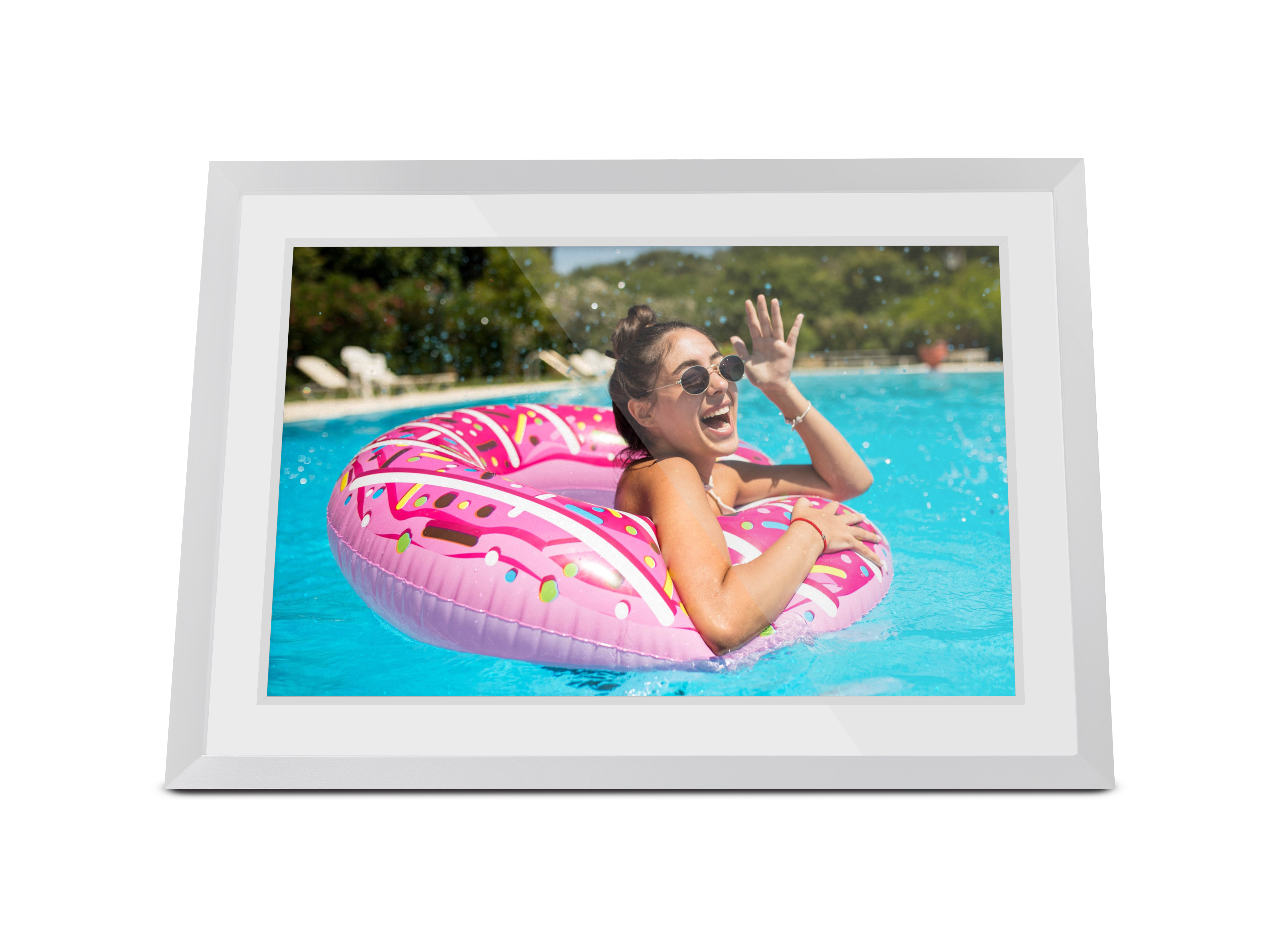 Frau mit Sonnenbrille auf einem rosa Donut-Float im Pool, winkend. Die Szene ist gerahmt.
