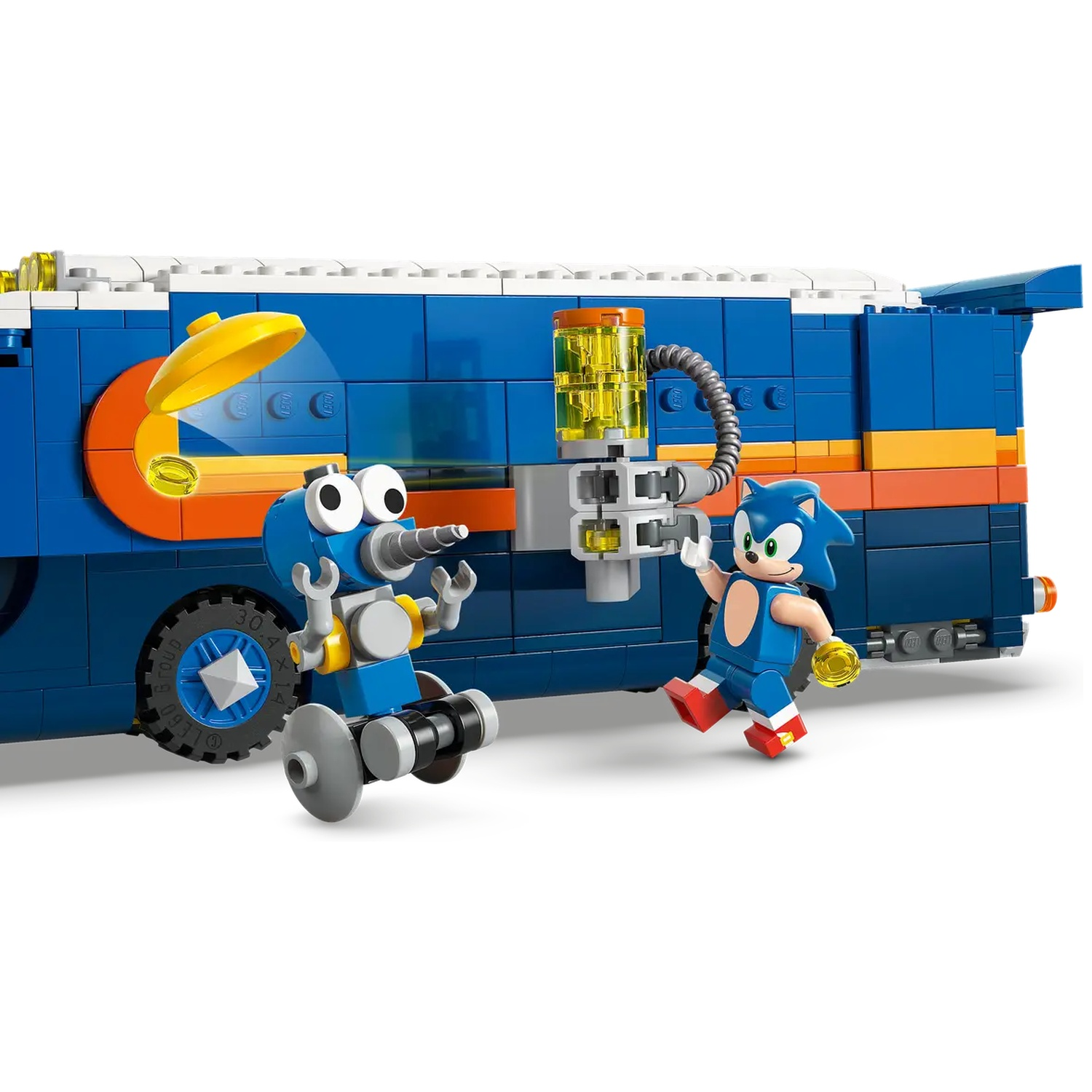 Lego Sonic the Hedgehog set. Een blauwe bus met robot- en Sonic-figuren. De robot staat tegenover de bus. Sonic houdt iets vast.