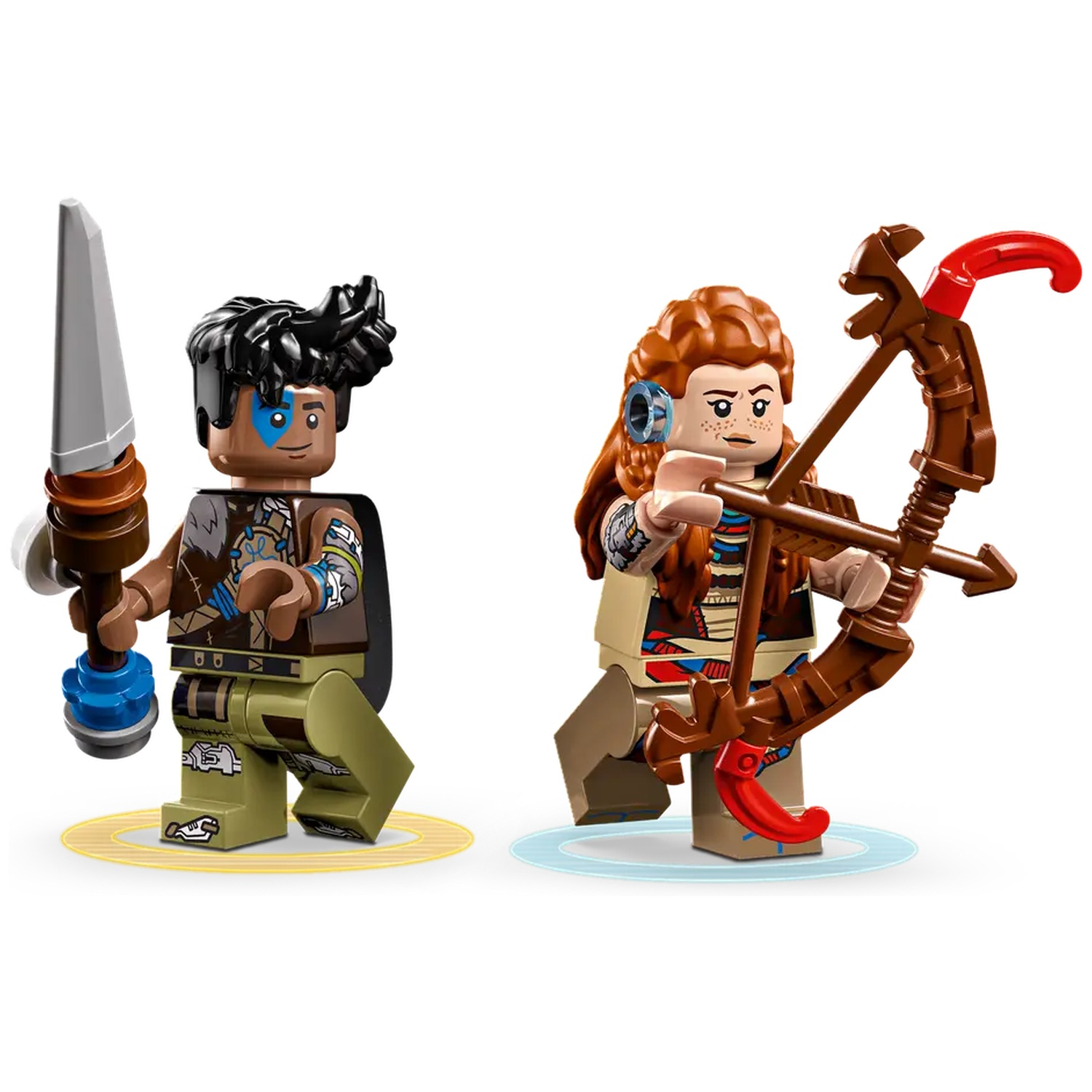 Twee Lego-figuren: een man met een speer en een vrouw met pijl en boog. Beide op ronde platforms. Witte achtergrond.