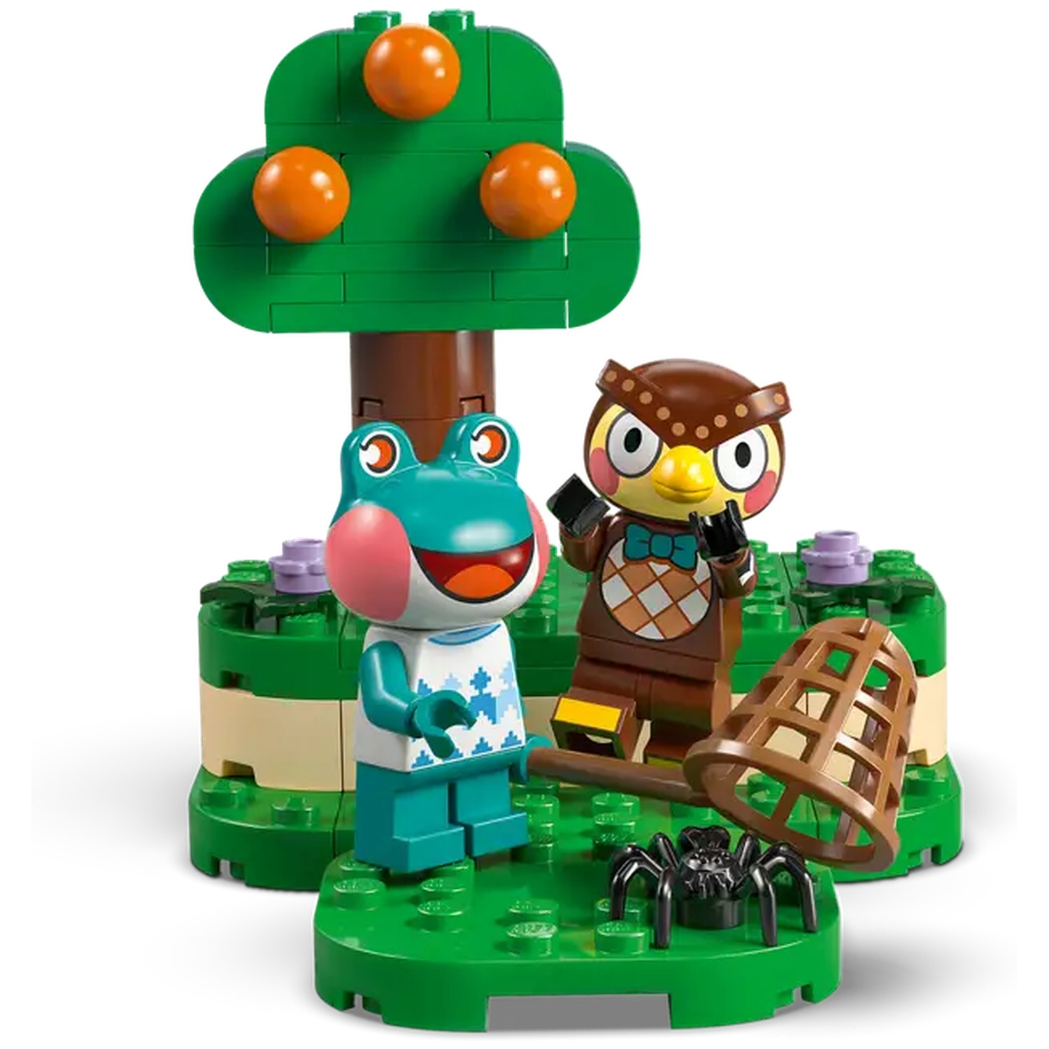 Ensemble Lego avec des figurines de grenouille et de hibou, un arbre avec des oranges, un filet et une araignée.