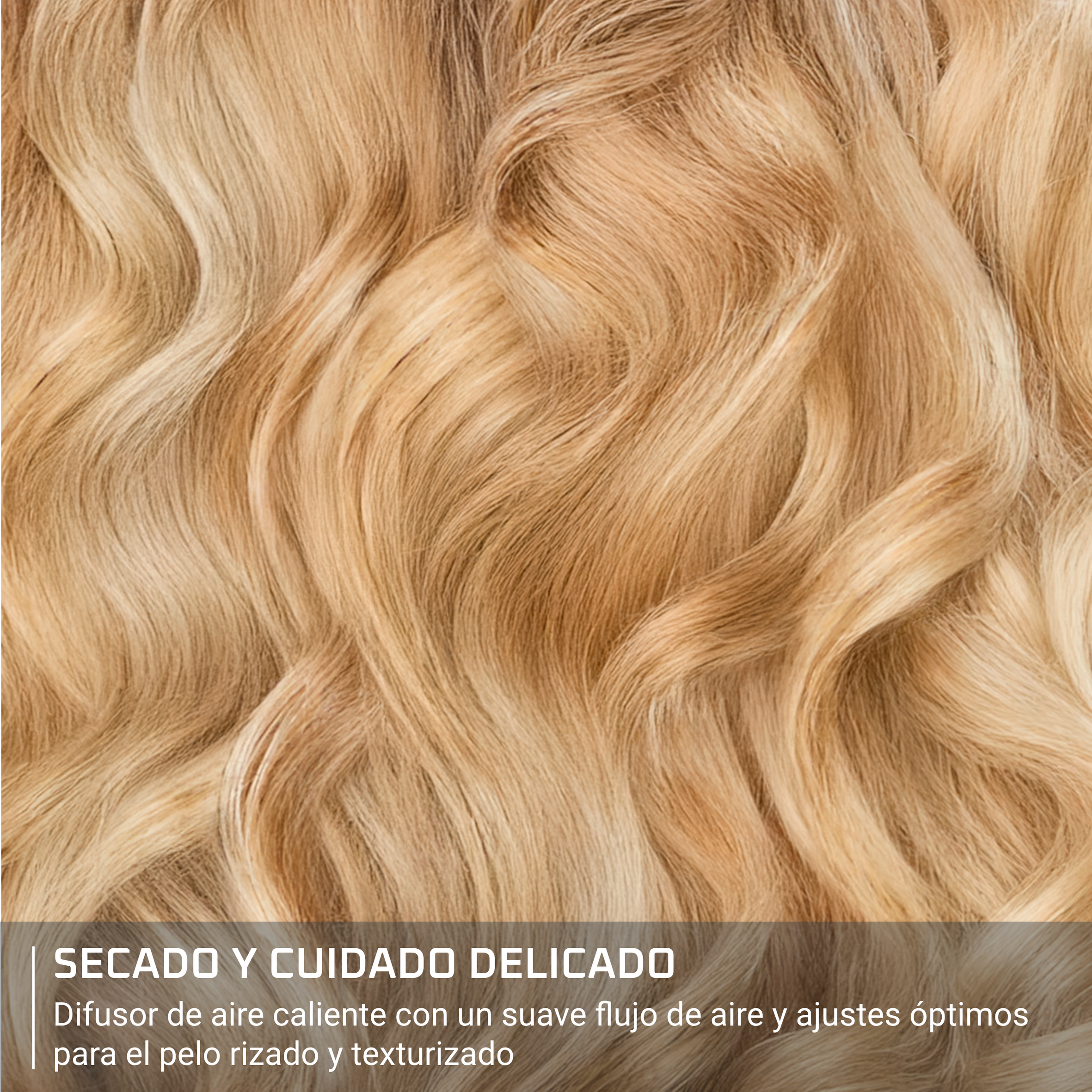 Primer plano de cabello rubio ondulado. Las hebras están en capas, con variaciones de color de rubio claro a medio.