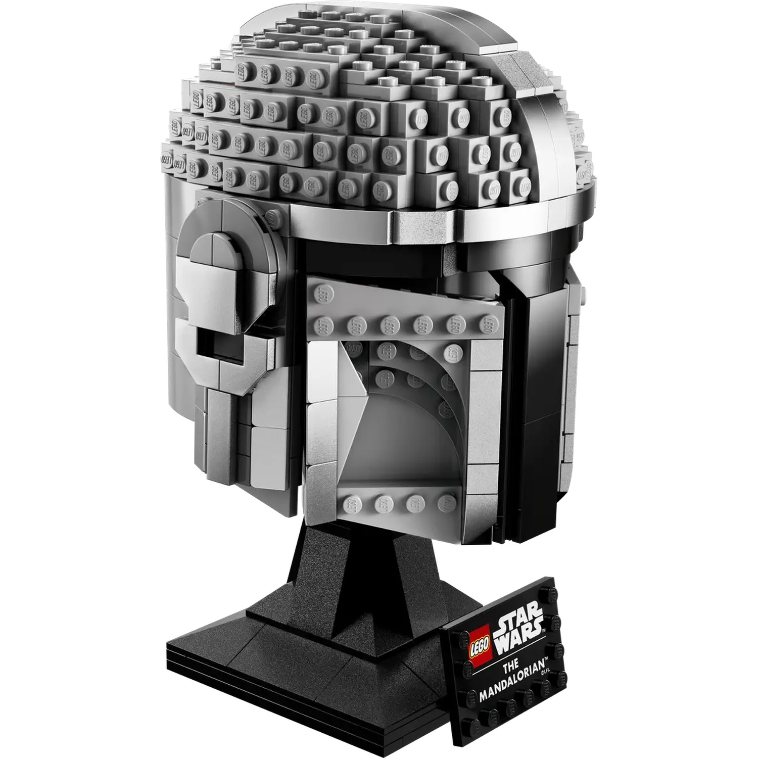 Een Lego Mandalorian helm, grijs en zwart, op een zwarte standaard. Het Star Wars logo en 'The Mandalorian' staan op een bord.