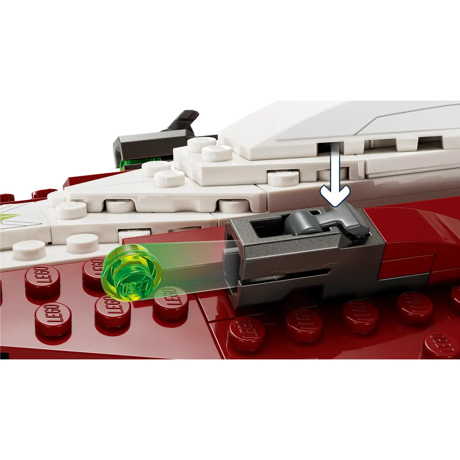 Een close-up van een Lego-model, met een rode basis met rode noppen, een wit-rode structuur en een groen, balachtig object.