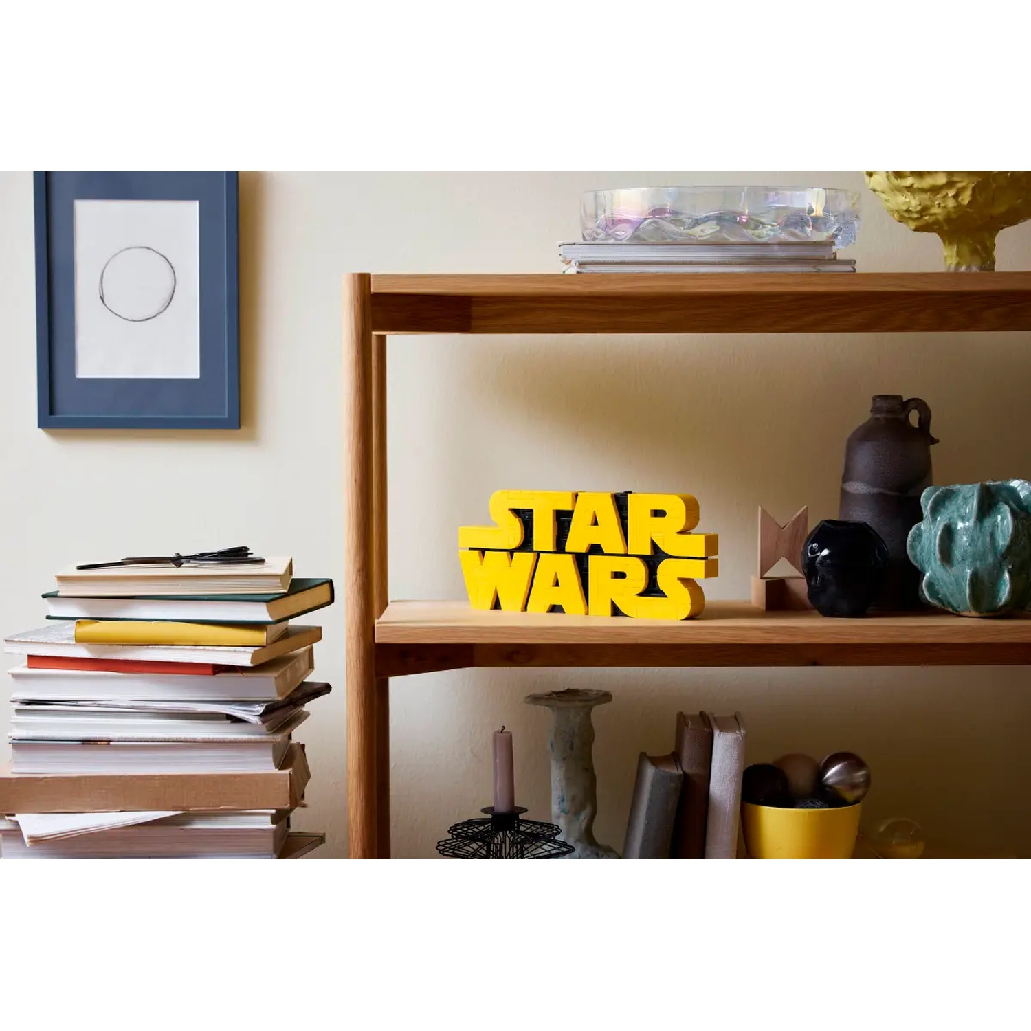 Houten planken met diverse items. Boeken, geel 'STAR WARS' bord, vazen en een ingelijste tekening. Achtergrond: witte muur.