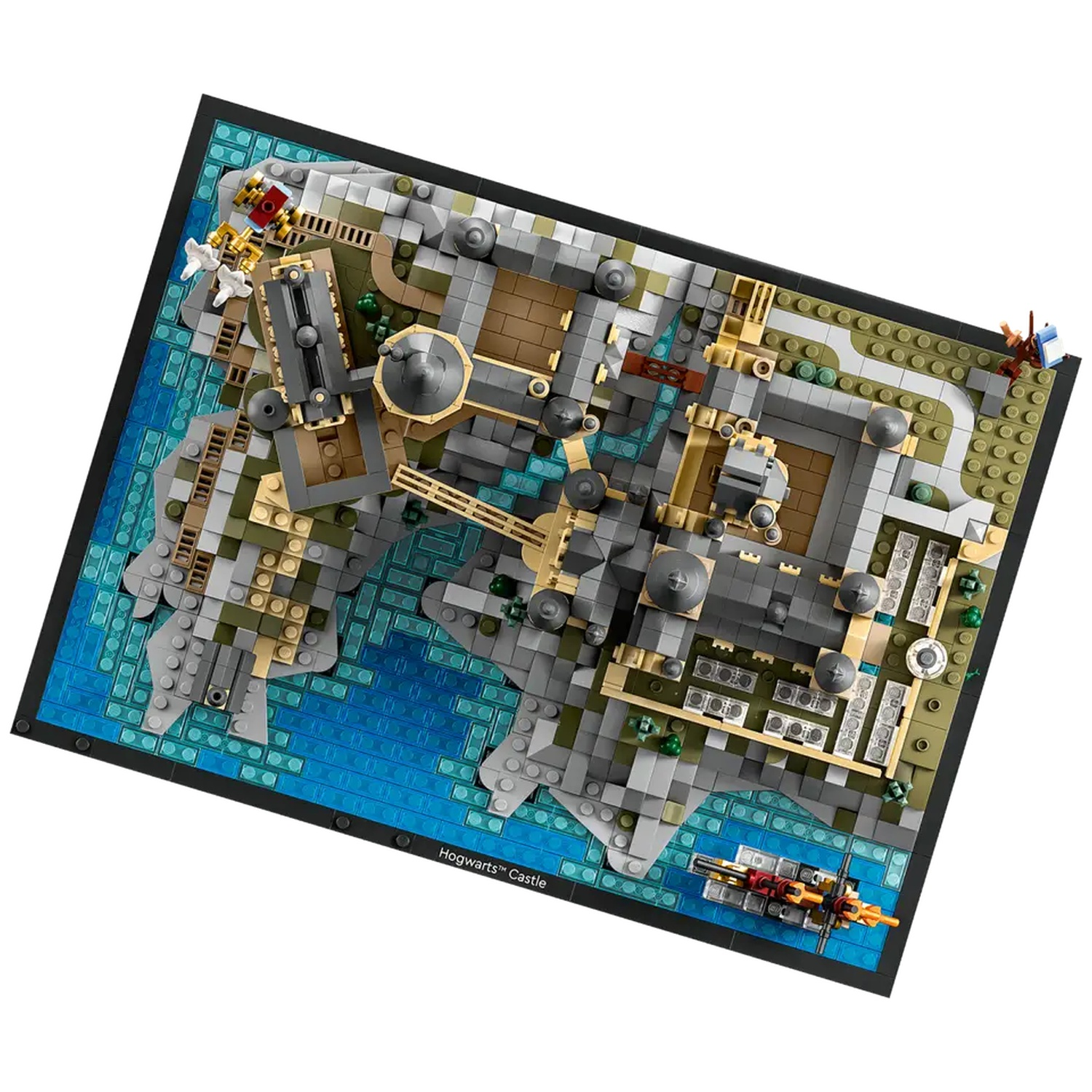 Lego Hogwarts Kasteel model op een zwarte basis. Inclusief gebouwen, water en kleine figuren. Het model is gedetailleerd en kleurrijk.