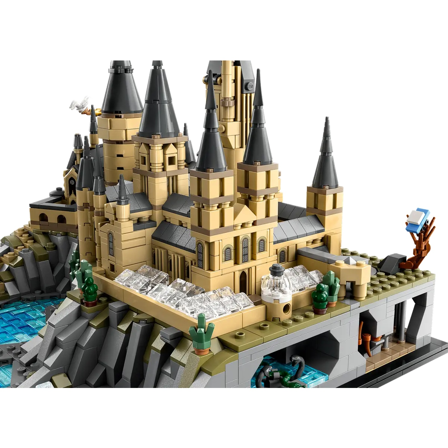 Lego-model van kasteel Zweinstein met bruine en grijze blokken. Het heeft meerdere torens en staat op een rotsachtige basis.