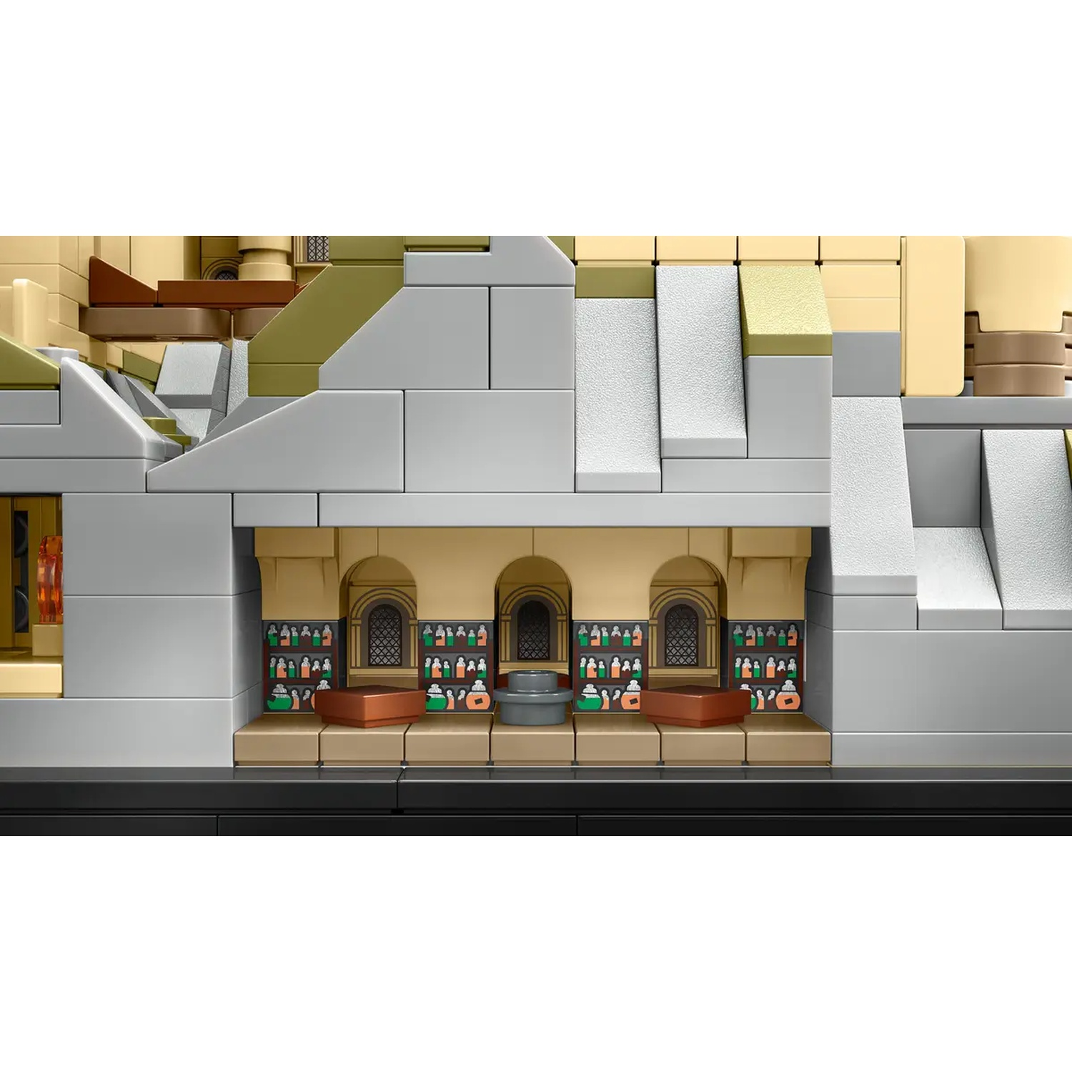 Een Lego-model dat een gebouw afbeeldt met boogvormige ramen, decoratieve elementen en gelaagde constructie, in gedempte tinten.