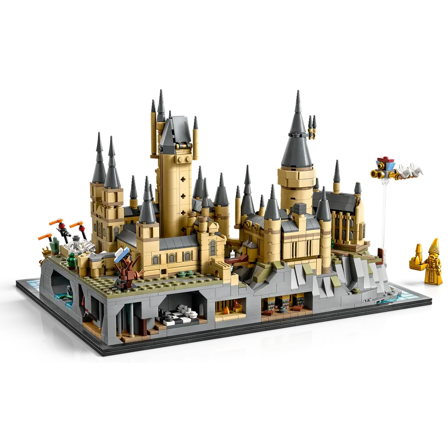 Lego-model van kasteel Zweinstein, bruine en grijze stenen, vele torens en spitsen. Inclusief minifiguren en vliegende objecten.