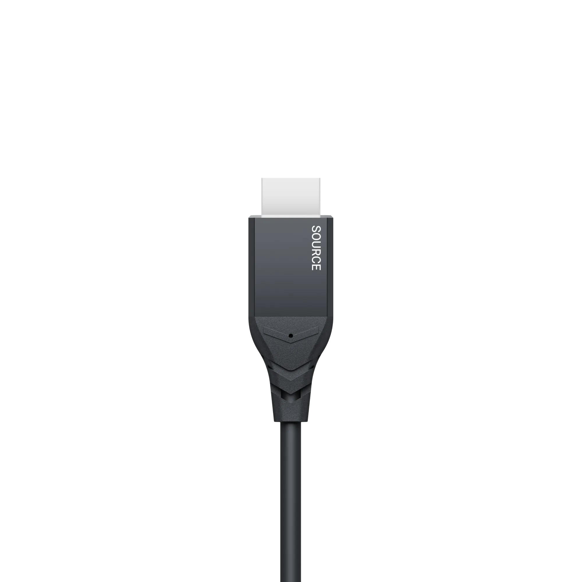 Ein HDMI-Kabel. Der Stecker ist grau und trägt die Aufschrift SOURCE. Der Hintergrund ist schwarz.
