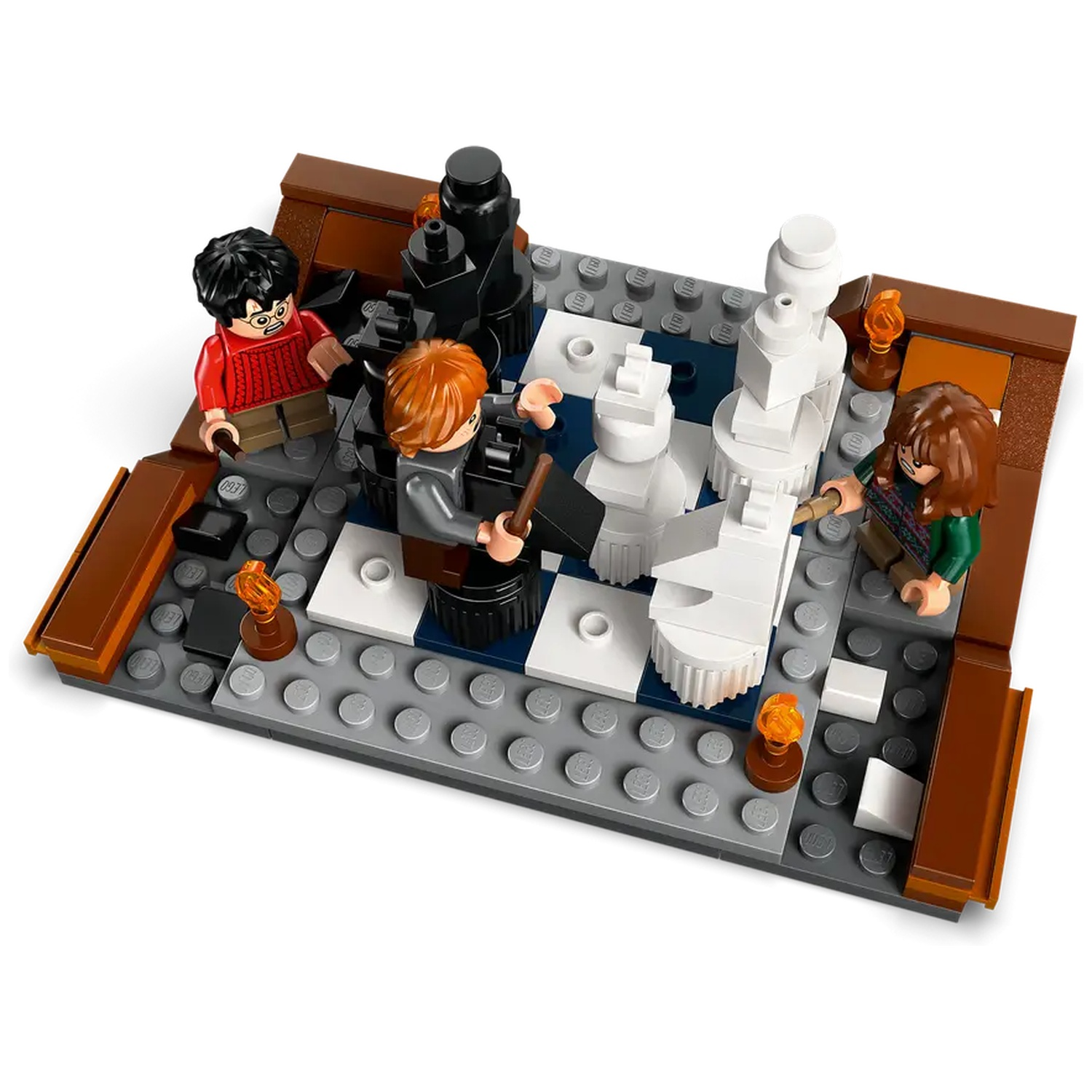 Lego set van een schaakspel. Harry, Ron en Hermelien spelen. Zwarte en witte schaakstukken op het bord, met vuurdetails.