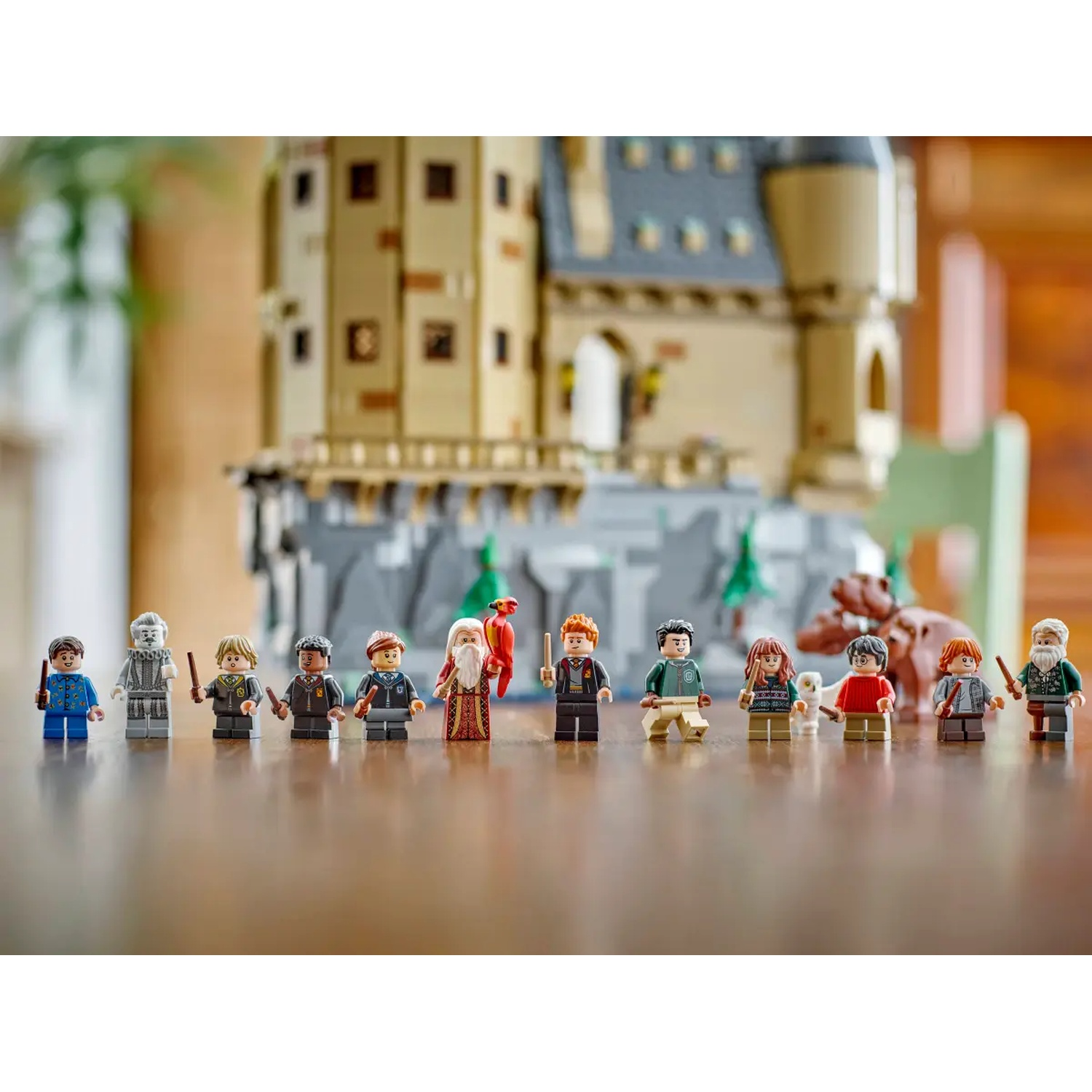 Lego Harry Potter set met verschillende minifiguren voor het kasteel van Hogwarts.
