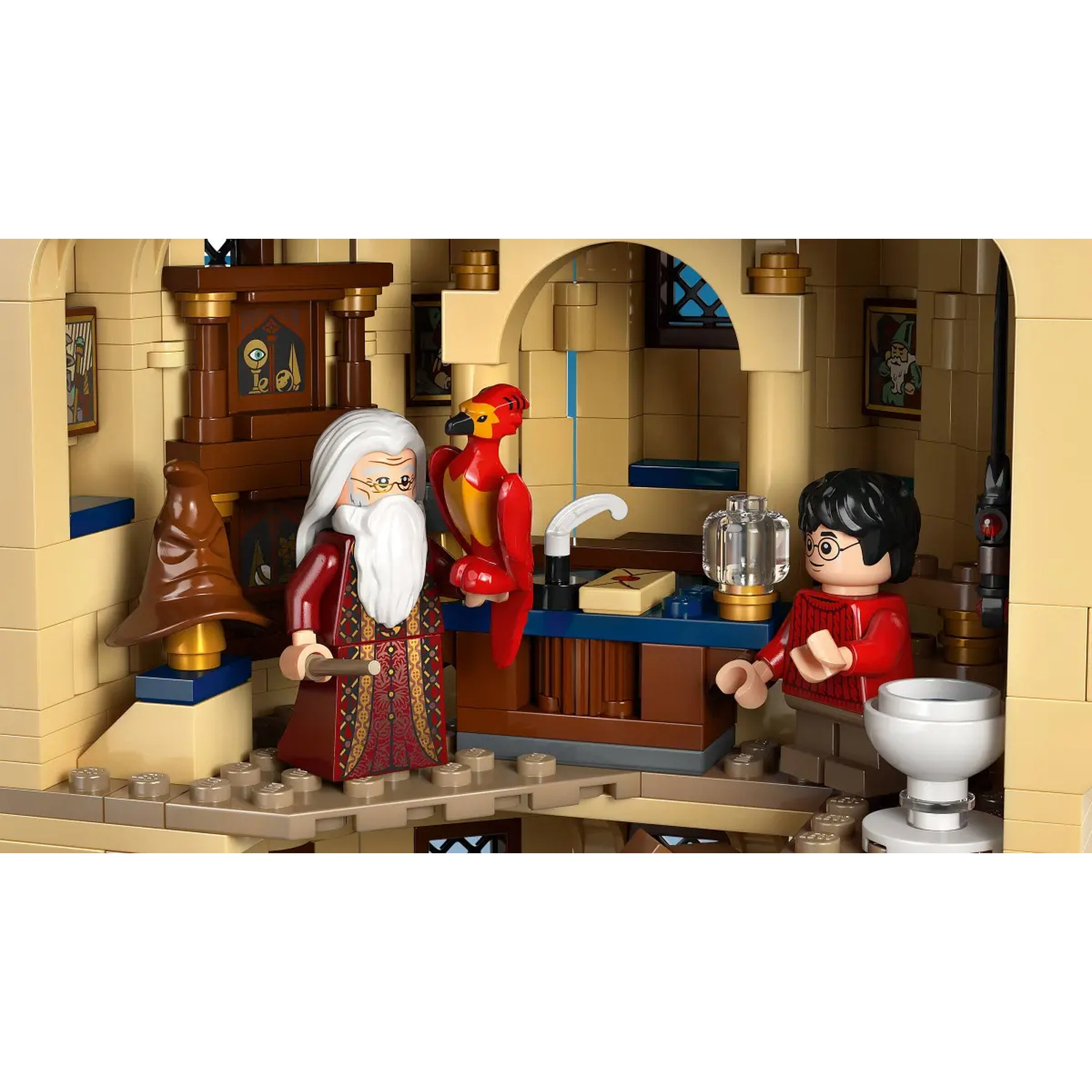 Lego-scène met Perkamentus, Harry Potter en Fawkes. Bevat een Sorteerhoed, een bureau en een witte wastafel. De scène speelt zich af in een gebouw.
