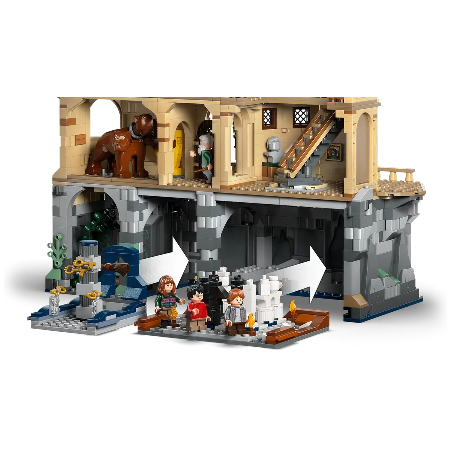 Lego-set met een scène met figuren, een groot bruin dier en diverse architectonische elementen.