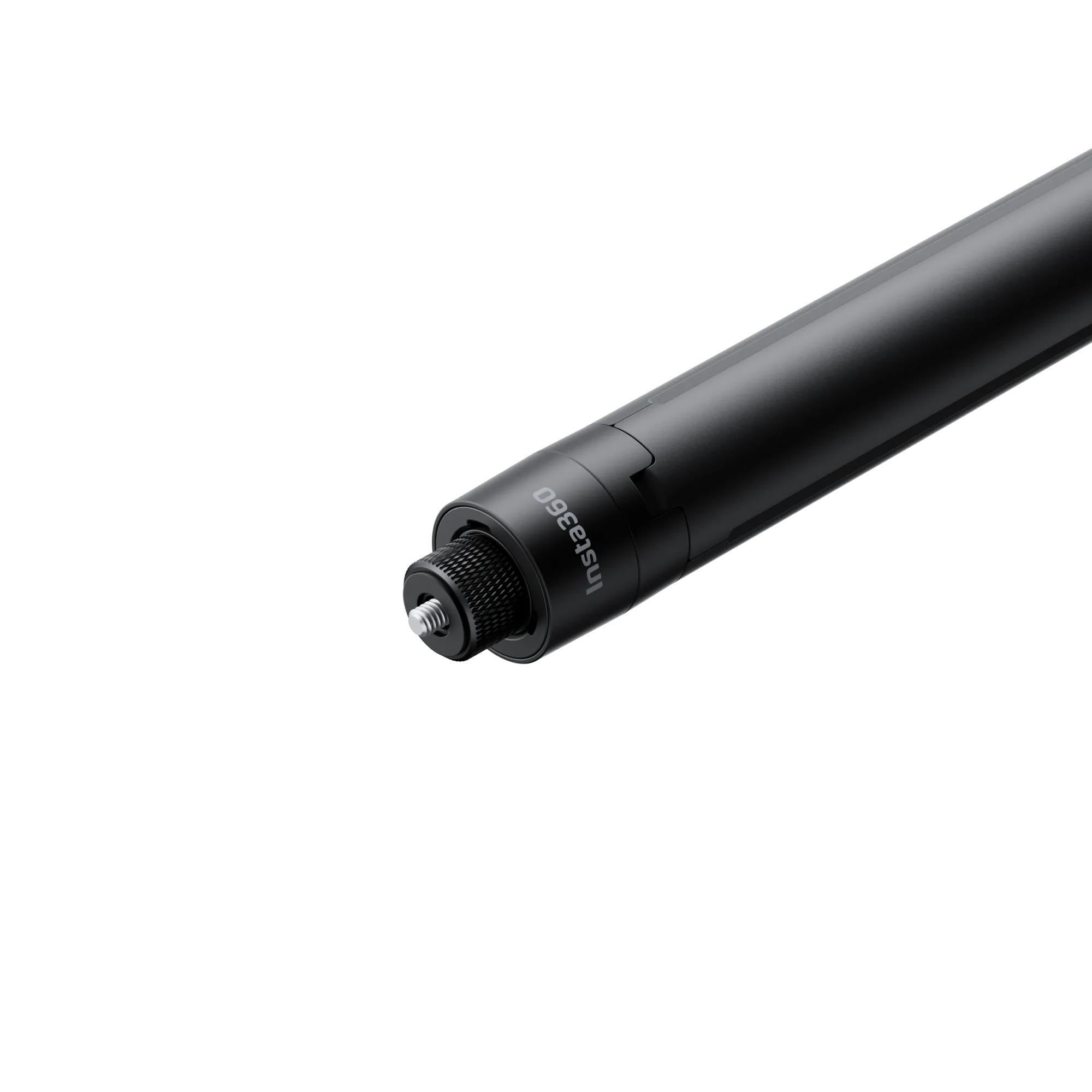 Ein schwarzer Insta360-Selfie-Stick, der vor einem schwarzen Hintergrund abgewinkelt ist. Das Ende hat eine Schraube. Insta360 steht darauf.