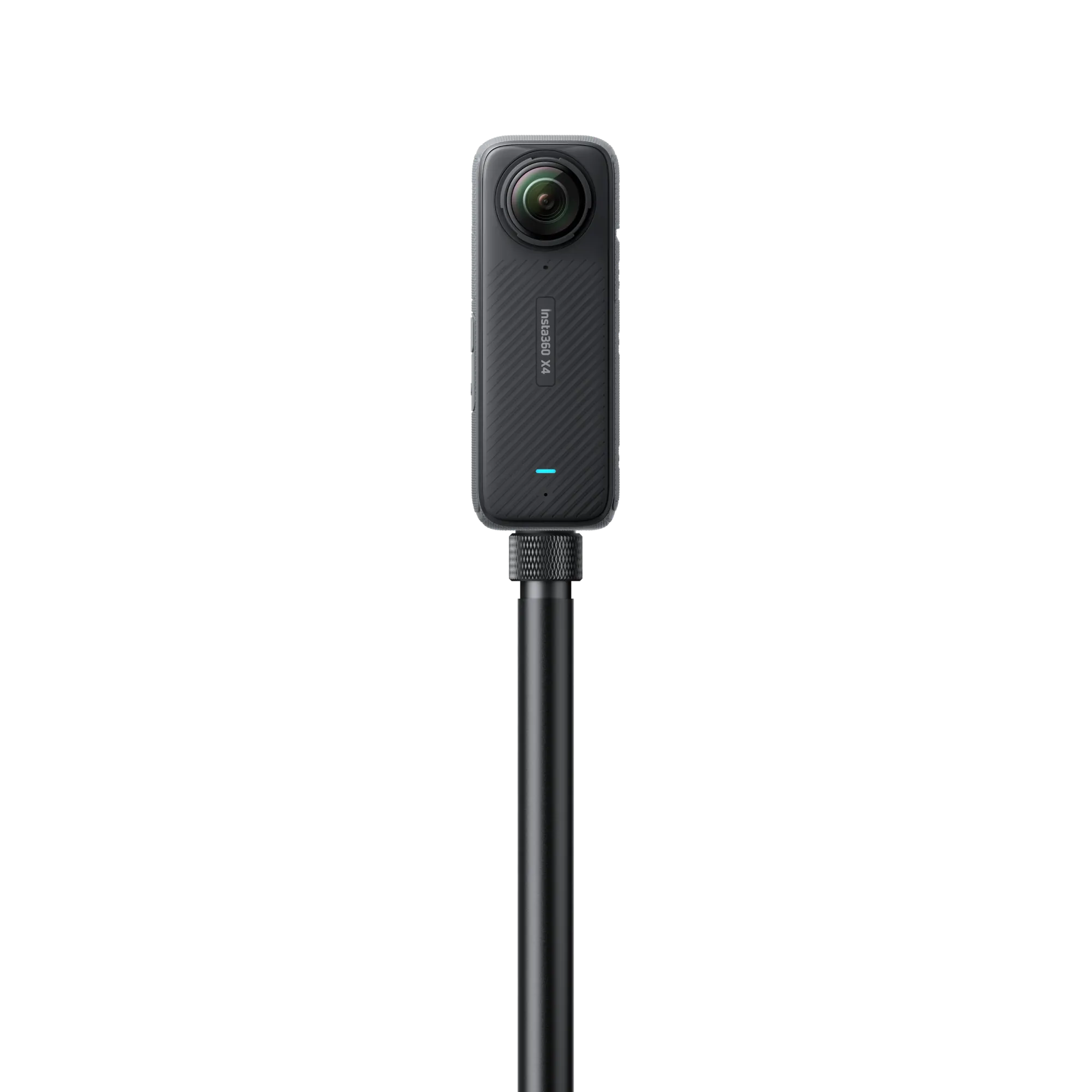 Eine schwarze Insta360 X4 Kamera ist auf einer schwarzen Stange vor schwarzem Hintergrund montiert.