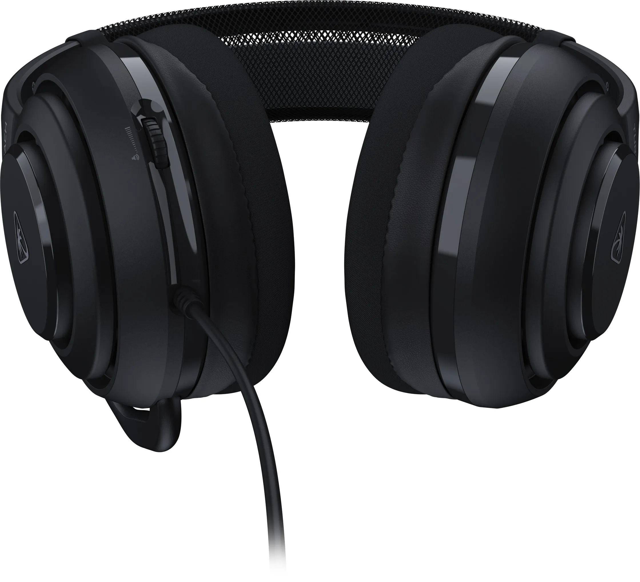 Casque de jeu noir. Il possède des oreillettes, un bandeau et une commande de volume. Un câble part de l'écouteur gauche.