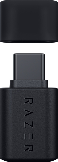 Adattatore USB-C Razer nero con cappuccio staccato. L'adattatore è cilindrico con il marchio Razer visibile.