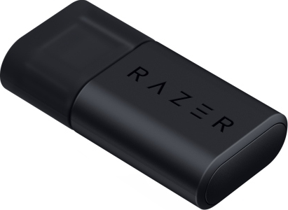 Un dongle Razer nero con il logo Razer. È rettangolare con bordi arrotondati e una parte superiore quadrata più corta.