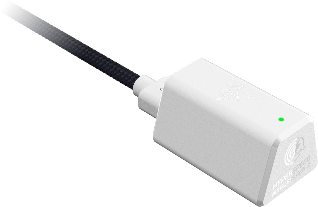 Ein weißes Razer HyperSpeed Wireless Gen-2-Gerät mit einem schwarzen geflochtenen Kabel. Eine grüne LED ist sichtbar. Das Razer-Logo ist vorhanden.