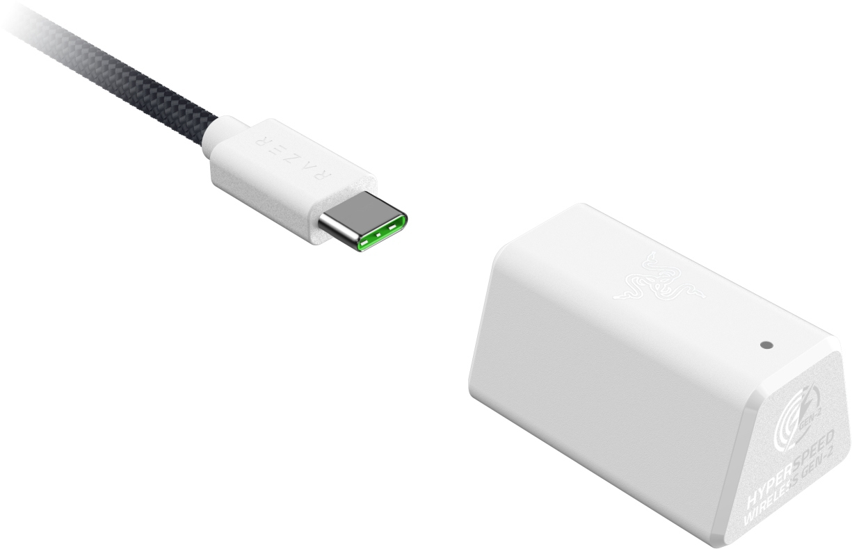 Weißer kabelloser Razer-Empfänger und USB-C-Kabel mit schwarzem geflochtenem Kabel. Razer-Logo vorhanden.