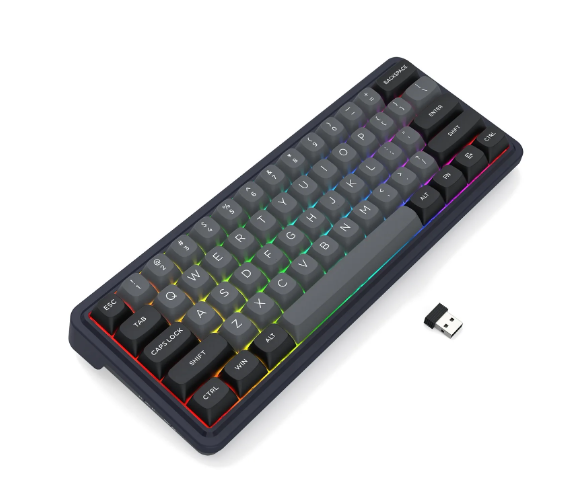 Ciemnoszara klawiatura z kolorowym podświetleniem LED na białym tle. Obok mały odbiornik USB.