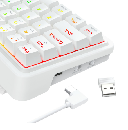 Biała klawiatura z podświetlanymi klawiszami. Zawiera klucz USB i kabel ładujący. Klawiatura ma czerwone światło akcentujące.