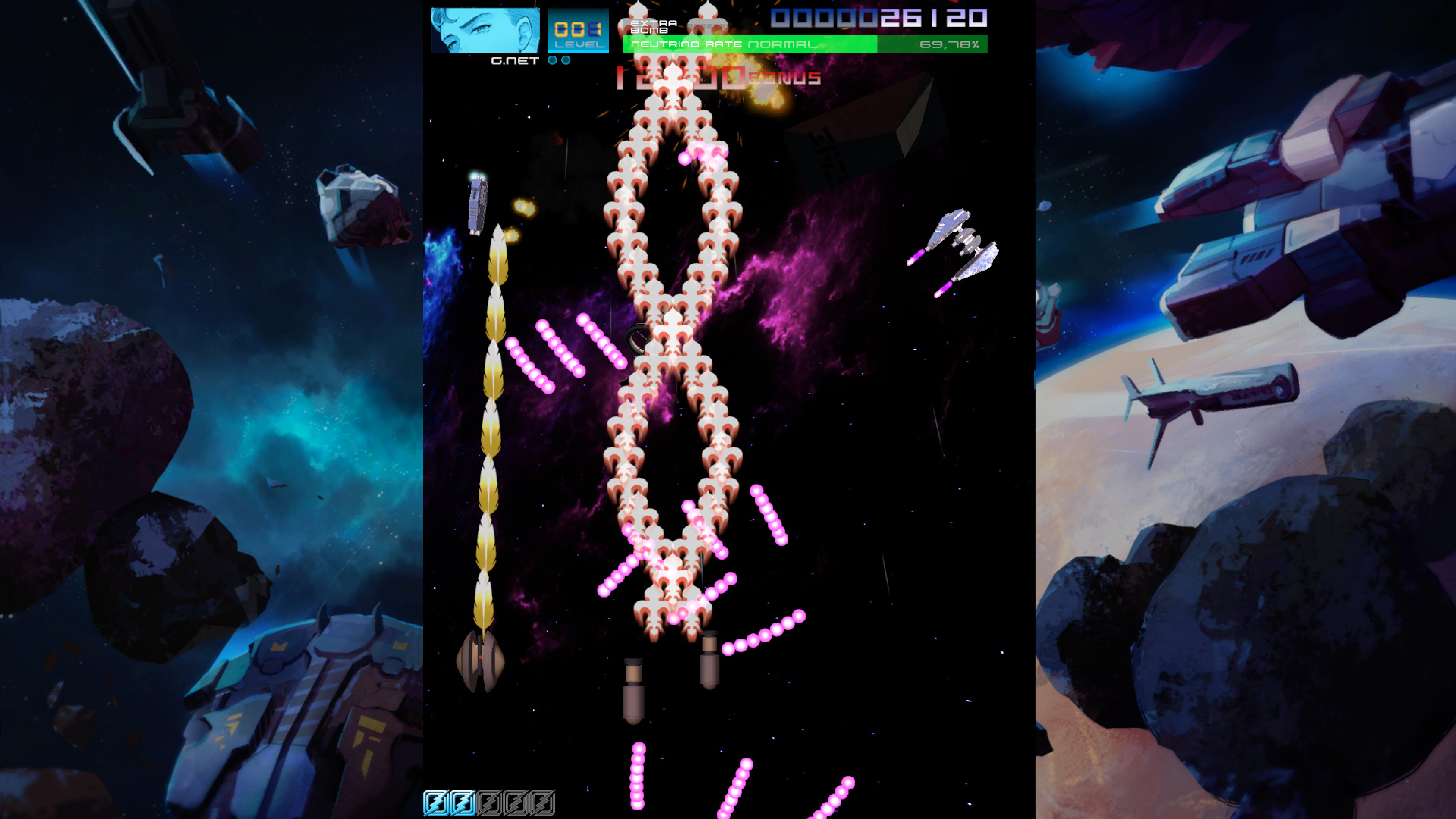 Escena de juego de disparos espacial con naves, asteroides y un planeta. Naves disparando a una formación enemiga. Puntuación e info del juego visible.