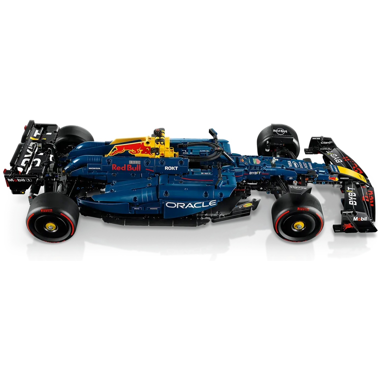 Een blauw-geel Red Bull Formule 1-racewagenmodel. Het heeft sponsorlogo's zoals Oracle en Bybit, en staat op een witte achtergrond.