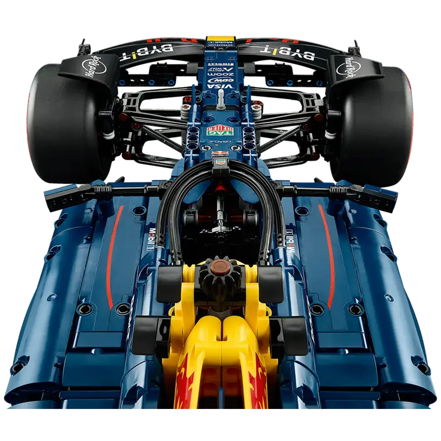 Een blauw en geel Lego F1-automodel, met zwarte banden en sponsorlogo's. De auto staat op een witte achtergrond, bovenaanzicht.