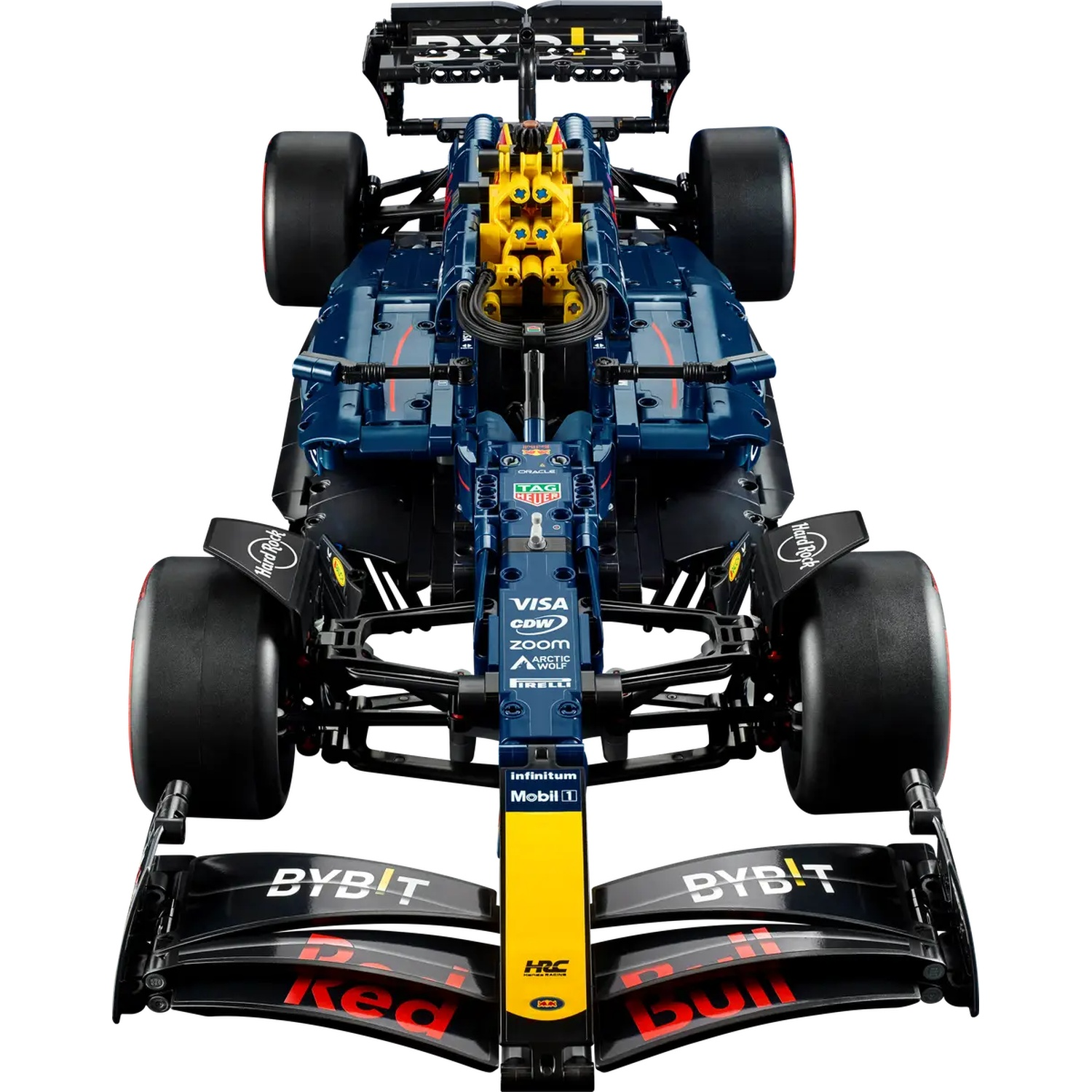 Gedetailleerd bovenaanzicht van een donkerblauwe Formule 1-raceauto, met zwarte banden en sponsorlogo's, tegen een witte achtergrond.