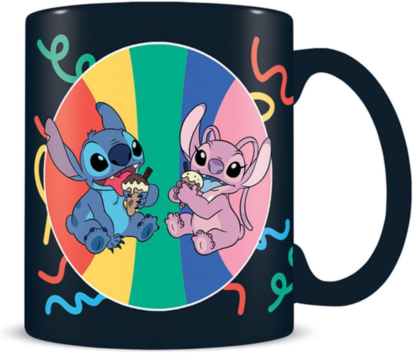 Una taza con Stitch y Angel, comiendo helado. Diseño colorido con fondo de arcoíris y taza azul oscuro.