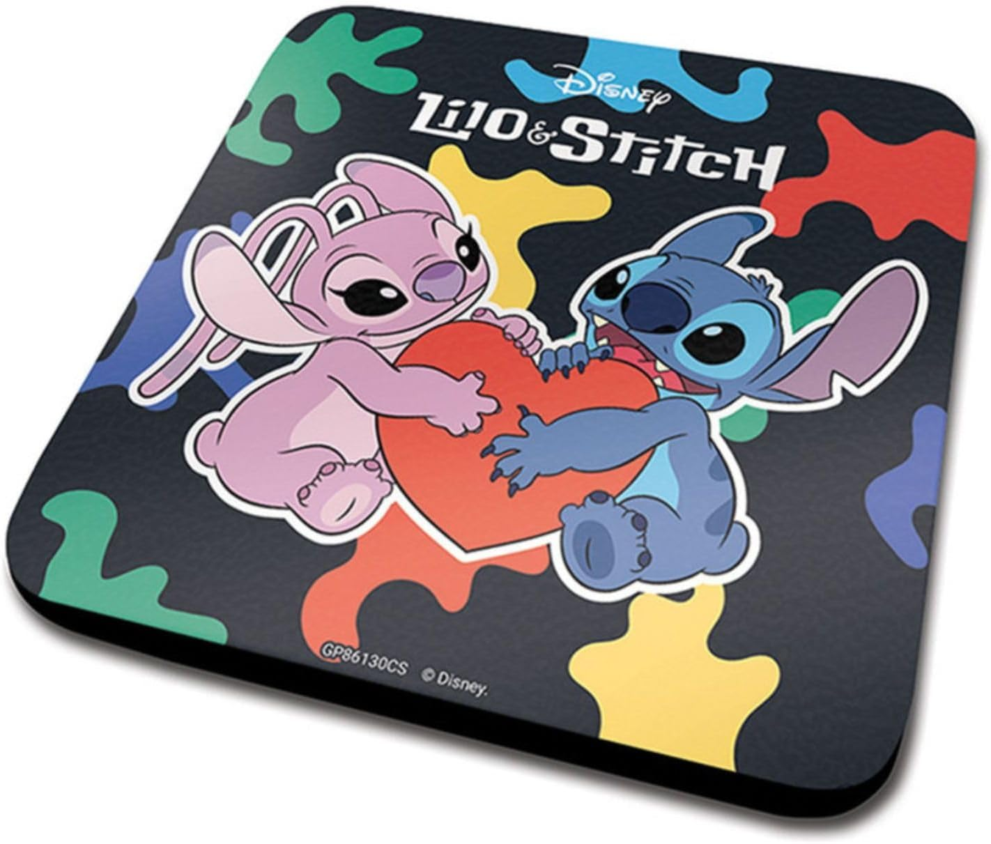 Posavasos de Lilo & Stitch con Angel y Stitch abrazando un corazón. Salpicaduras coloridas sobre fondo negro.