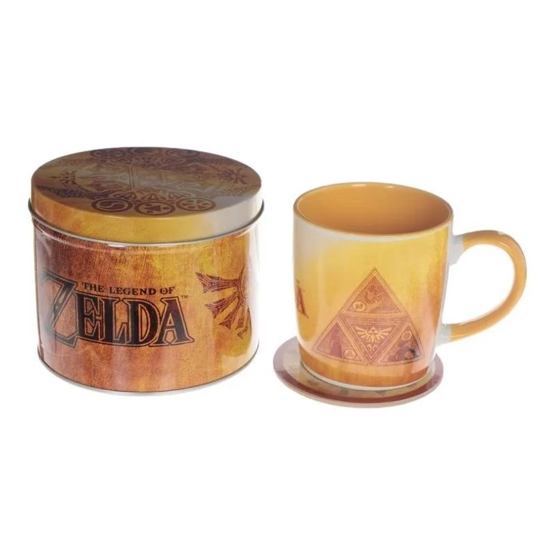 Una taza y una lata con temática de Zelda. La taza es amarilla con un diseño de triángulo. La lata es marrón con el logo de Zelda y una tapa.