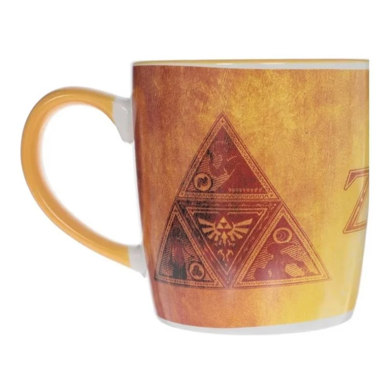 Una taza con temática de Zelda con el símbolo de la Trifuerza y la letra Z. La taza tiene un asa amarilla y un fondo degradado.