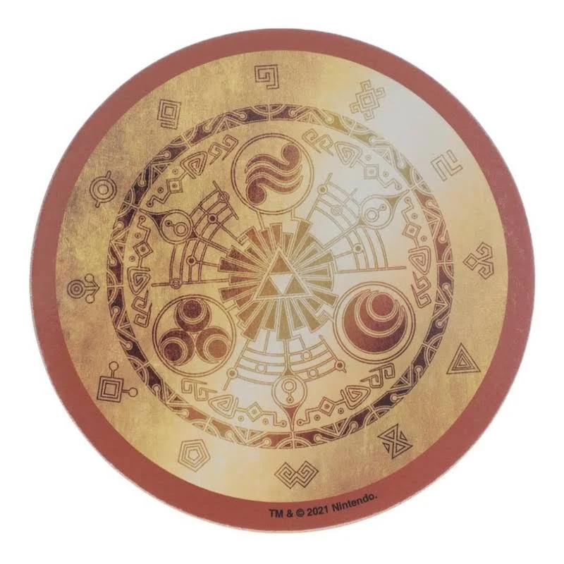 Posavasos circular con diseño dorado, triángulo central, símbolos y texto. Tiene un borde rojo.