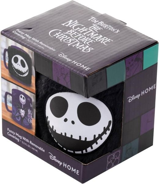 Una taza con la cara de Jack Skellington en una caja. La caja dice 'The Nightmare Before Christmas' y 'Disney HOME'.