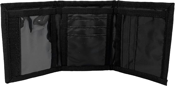 Cartera negra tríptica abierta. Ventana transparente para identificación a la izquierda, ranuras para tarjetas en el medio y otra a la derecha.