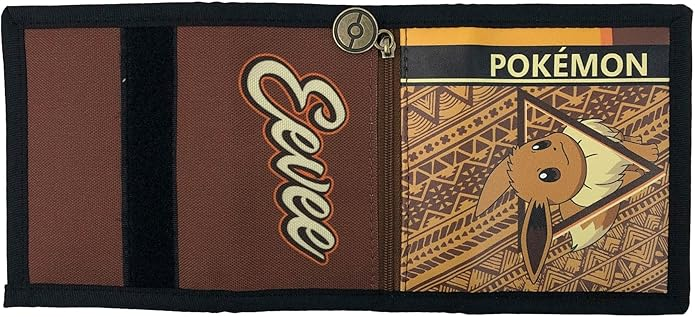 Una cartera marrón de Eevee. Tiene la palabra 'Eevee' en letras grandes. Tiene un logotipo de Pokemon y una imagen de Eevee.