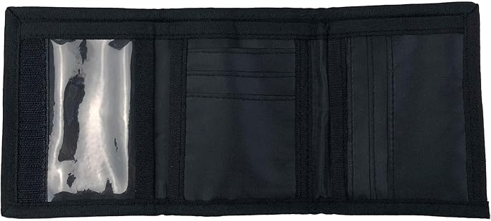 Cartera negra de tres pliegues abierta. Tiene una ventana de identificación transparente, múltiples ranuras para tarjetas y un compartimento para billetes. La cartera está vacía.