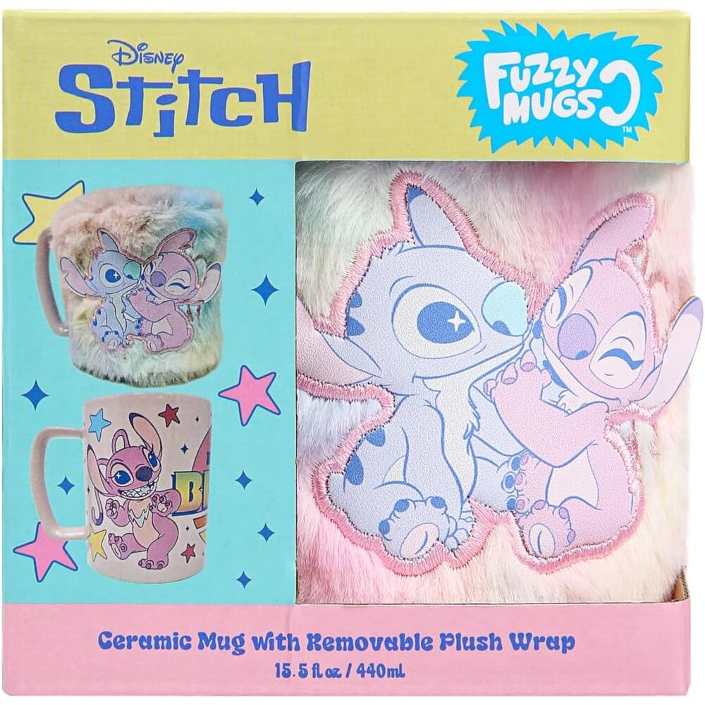 Caja de Disney Stitch Fuzzy Mugs. Muestra dos tazas con personajes de Stitch, una con una envoltura de felpa. El fondo es rosa y azul.