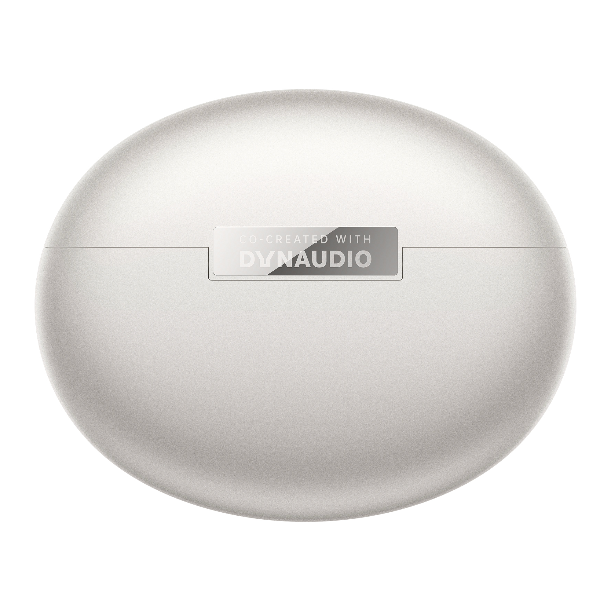 Un estuche ovalado blanco, probablemente para auriculares. Tiene una tira metálica con 'CO-CREATED WITH DYNAUDIO'.