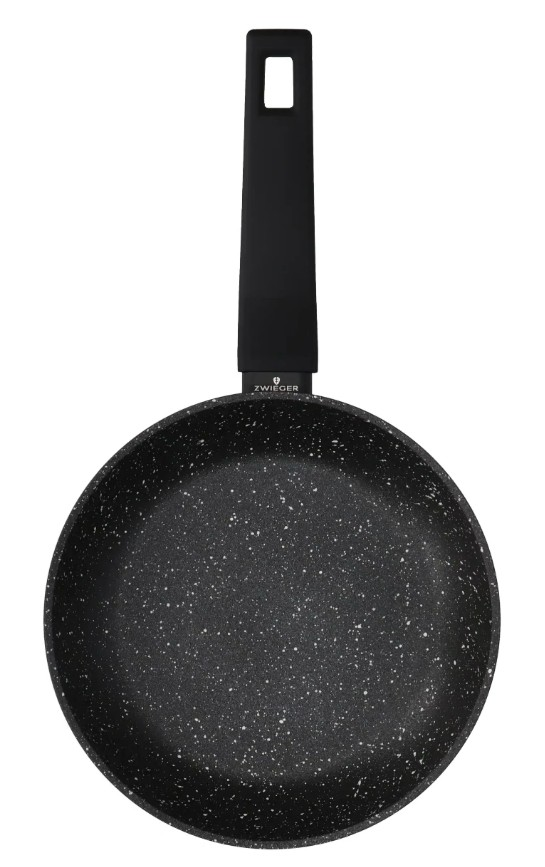 Czarna patelnia z długim uchwytem. Patelnia ma nakrapianą powierzchnię, a uchwyt otwór.