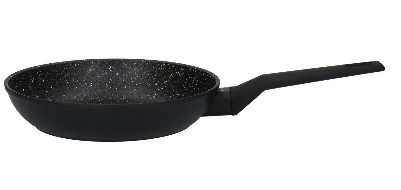 Czarna patelnia z długim uchwytem. Patelnia jest okrągła z nakrapianym wnętrzem. Tło jest białe.