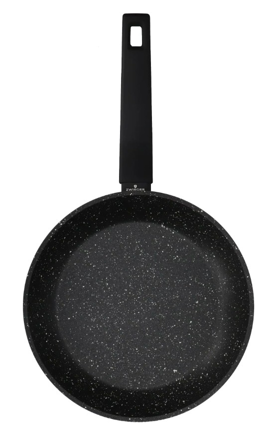 Czarna patelnia z długim uchwytem. Patelnia jest okrągła z białymi plamkami. Uchwyt ma otwór.