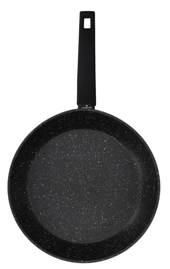 Czarna patelnia z długim uchwytem. Patelnia ma nakrapianą powierzchnię. Uchwyt jest solidny i ma otwór na końcu.