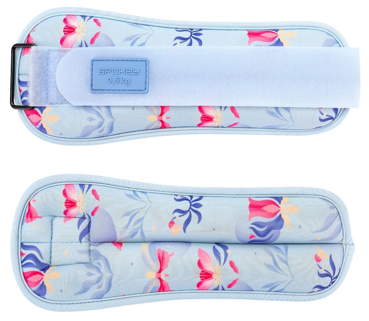 Dwie jasnoniebieskie obciążniki na kostki Spokey z kwiatowymi wzorami. Każdy ma pasek i klamrę. Jeden ma etykietę 0,5 kg.