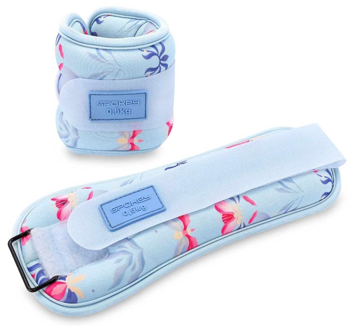 Dwie niebieskie, kwiatowe obciążniki na kostki, jeden w pozycji pionowej, drugi płasko. Oba mają paski na rzepy i markę Spokey.